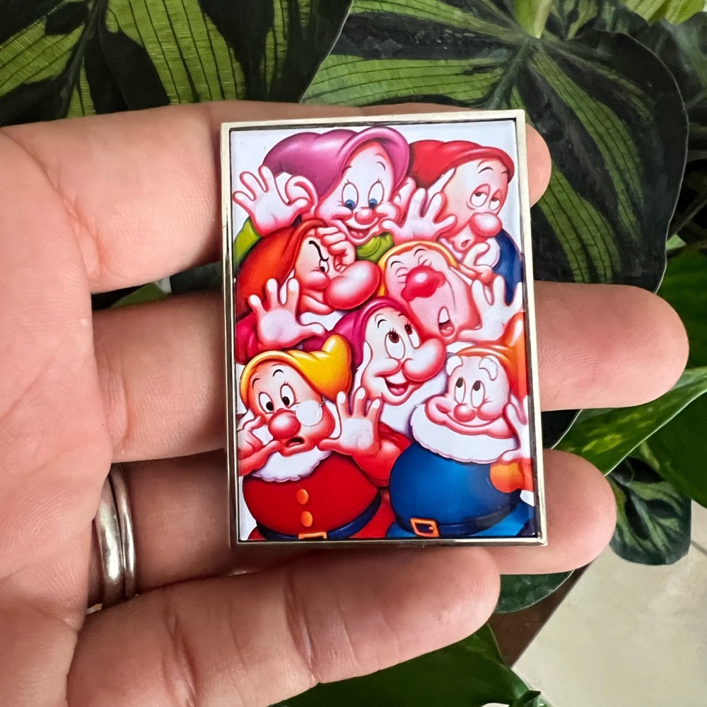 2001 Snow White Seven Dwarfs Disney Store SNOW WHITE Commemorative Pin